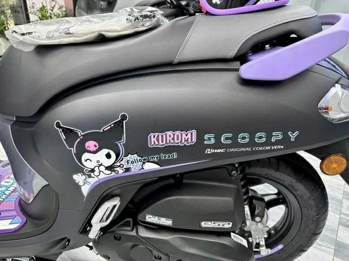 Honda Scoopy Kuromi sở hữu màu sắc độc đáo được lấy cảm hứng từ hình ảnh cá tính và dễ thương của Kuromi Honda Scoopy Kuromi sở hữu màu sắc độc đáo được lấy cảm hứng từ hình ảnh cá tính và dễ thương của Kuromi
