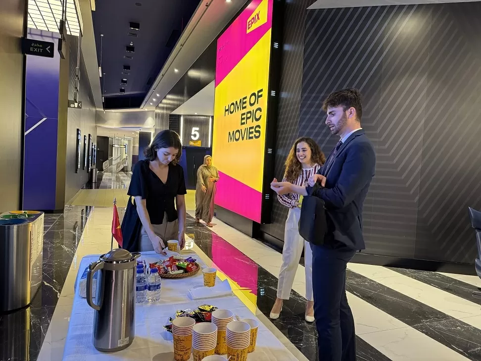 Cà phê, trà Việt Nam ohục vụ khán giả tới xem phim.