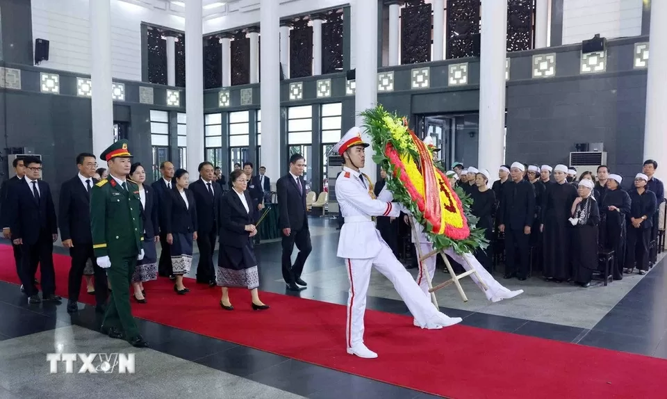 Đoàn đại biểu cấp cao Đảng Nhân dân Cách mạng Lào do Phó Chủ tịch nước Pany Yathotou viếng nguyên Chủ tịch Trần Đức Lương.