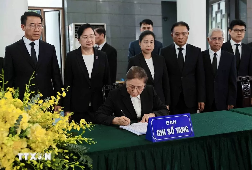 Phó Chủ tịch nước Lào Pany Yathotou ghi sổ tang.