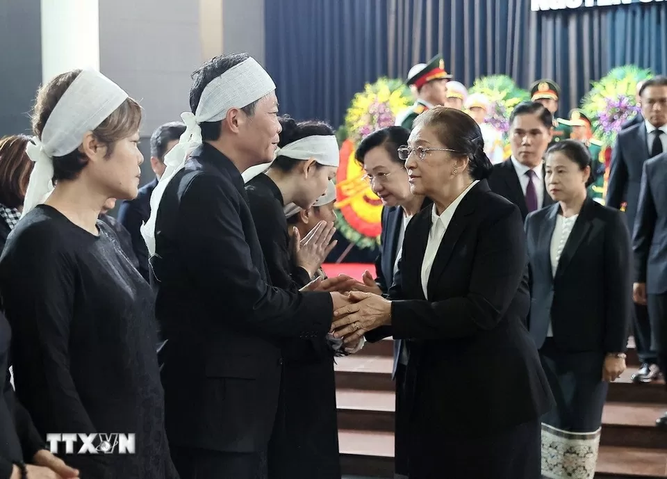 Phó Chủ tịch nước Lào Pany Yathotou chia buồn với gia quyến nguyên Chủ tịch nước Trần Đức Lương.