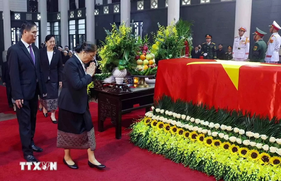 Đoàn đại biểu cấp cao Đảng Nhân dân Cách mạng Lào do Phó Chủ tịch nước Pany Yathotou viếng nguyên Chủ tịch Trần Đức Lương.