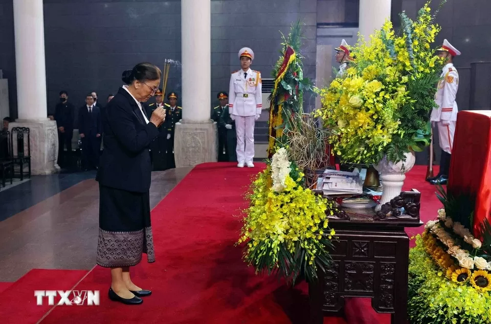 Phó Chủ tịch nước Lào Pany Yathotou dâng hương nguyên Chủ tịch nước Trần Đức Lương.