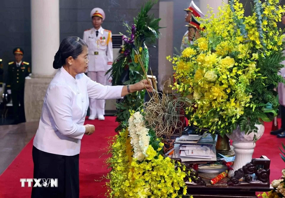 Đoàn đại biểu cấp cao Đảng Nhân dân Campuchia dâng hương nguyên Chủ tịch nước Trần Đức Lương.