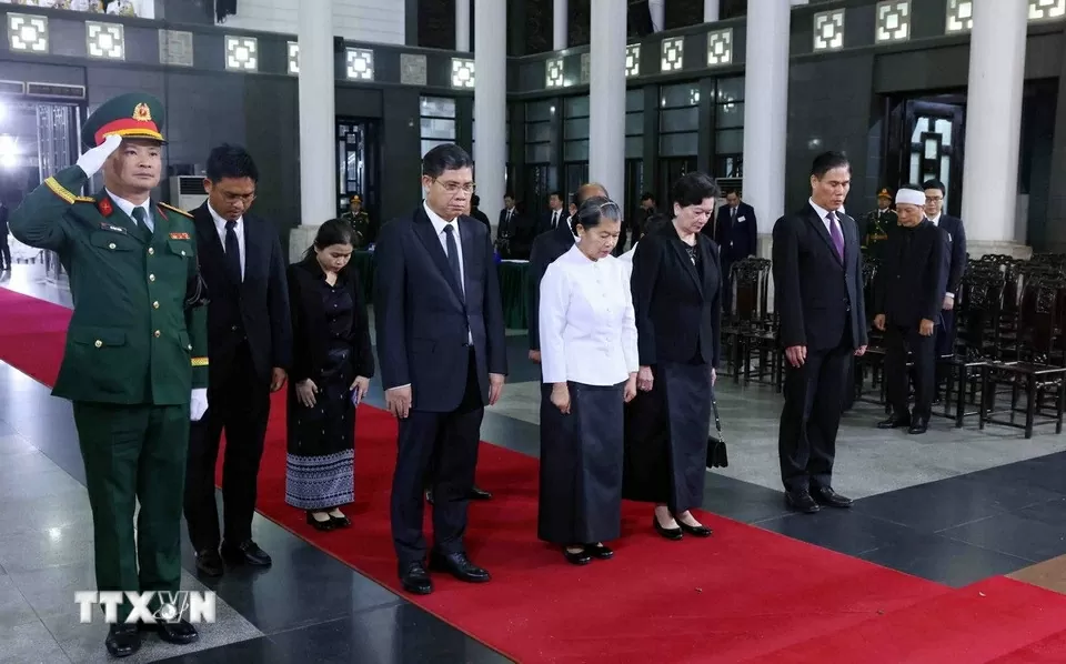 Đoàn đại biểu cấp cao Đảng Nhân dân Campuchia dành một phút mặc niệm nguyên Chủ tịch nước Trần Đức Lương.