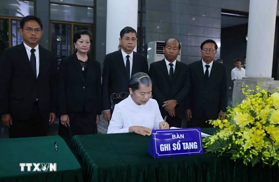 Phó Chủ tịch Đảng Nhân dân Campuchia, Chủ tịch Hội đồng quốc gia mặt trận đoàn kết phát triển Tổ quốc Campuchia, Chủ tịch Hội Hữu nghị Campuchia - Việt Nam Men Sam An ghi sổ tang.