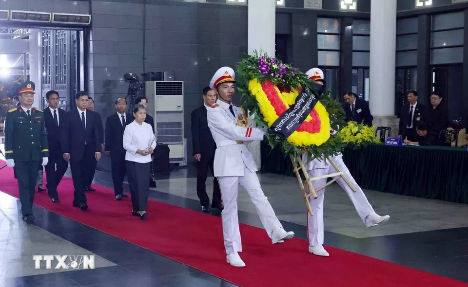Đoàn đại biểu cấp cao Đảng Nhân dân Campuchia do Phó Chủ tịch Đảng Nhân dân Campuchia, Chủ tịch Hội đồng quốc gia mặt trận đoàn kết phát triển Tổ quốc Campuchia, Chủ tịch Hội Hữu nghị Campuchia - Việt Nam Men Sam An dẫn đầu đến viếng nguyên Chủ tịch nước 