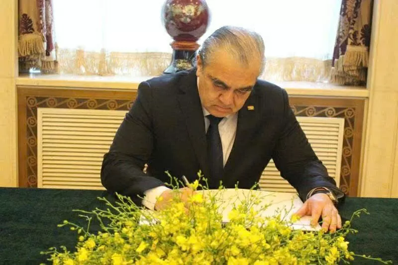 Lễ viếng và ghi sổ tang nguyên Chủ tịch nước Trần Đức Lương tại Đại sứ quán Việt Nam tại Trung Quốc Lễ viếng và ghi sổ tang nguyên Chủ tịch nước Trần Đức Lương tại Đại sứ quán Việt Nam tại Trung Quốc