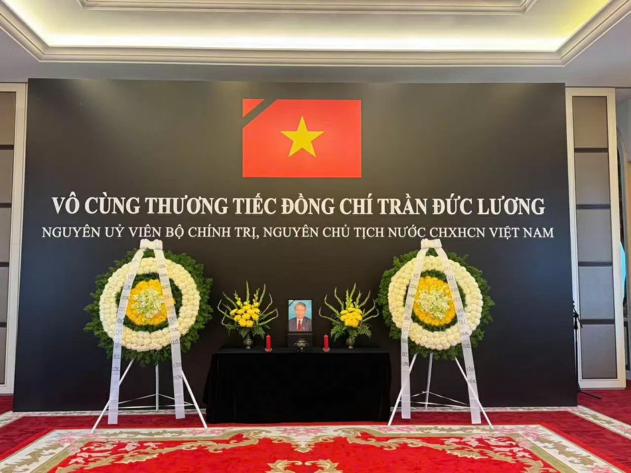 Lễ viếng và ghi sổ tang nguyên Chủ tịch nước Trần Đức Lương tại Đại sứ quán Việt Nam tại Trung Quốc Lễ viếng và ghi sổ tang nguyên Chủ tịch nước Trần Đức Lương tại Đại sứ quán Việt Nam tại Trung Quốc