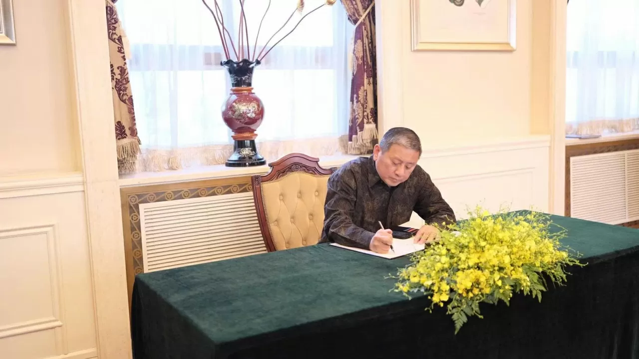 Lễ viếng và ghi sổ tang nguyên Chủ tịch nước Trần Đức Lương tại Đại sứ quán Việt Nam tại Trung Quốc Lễ viếng và ghi sổ tang nguyên Chủ tịch nước Trần Đức Lương tại Đại sứ quán Việt Nam tại Trung Quốc