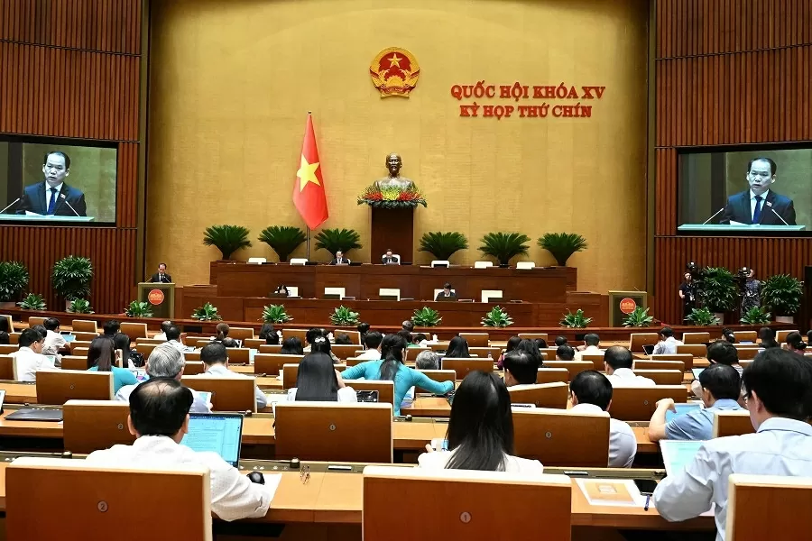 Buổi sáng:  Từ 8 giờ đến 10 giờ 30:  Quốc hội họp phiên toàn thể tại hội trường dưới sự điều hành của Phó Chủ tịch Quốc hội Trần Quang Phương, Quốc hội dành một phút mặc niệm đồng chí Trần Đức Lương, nguyên Ủy viên Bộ Chính trị, nguyên Chủ tịch nước Cộng hòa xã hội chủ nghĩa Việt Nam, nguyên đại biểu Quốc hội các khóa IX, X, XI, XII, XIII, nguyên Chủ nhiệm Ủy ban Khoa học Kỹ thuật của Quốc hội. Tiếp đó, Quốc hội tiến hành các nội dung sau:  - Nội dung 1: Quốc hội nghe: (i) Bộ trưởng Bộ Công an Lương Tam Quang, thừa ủy quyền của Thủ tướng Chính phủ trình bày 2 Tờ trình về: Dự án Luật Chuyển giao người đang chấp hành án phạt tù; dự án Luật Dẫn độ. Chủ nhiệm Ủy ban Pháp luật và Tư pháp của Quốc hội Hoàng Thanh Tùng trình bày 2 Báo cáo thẩm tra về: Dự án Luật Chuyển giao người đang chấp hành án phạt tù; dự án Luật Dẫn độ.  - Nội dung 2: Quốc hội thảo luận ở hội trường về dự án Luật Bảo vệ dữ liệu cá nhân. Tại phiên thảo luận có 14 lượt đại biểu Quốc hội phát biểu ý kiến. Đa số ý kiến đại biểu tán thành với sự cần thiết ban hành dự thảo Luật.  Bên cạnh đó, các đại biểu tập trung thảo luận về: Phạm vi điều chỉnh và đối tượng áp dụng; giải thích từ ngữ; nguyên tắc bảo vệ dữ liệu cá nhân; về ý kiến của chủ thể dữ liệu đối với việc cho phép sử dụng dữ liệu; quyền, nghĩa vụ của chủ thể dữ liệu; hành vi bị nghiêm cấm; xử lý dữ liệu cá nhân, cơ chế giám sát khi xử lý dữ liệu cá nhân trong trường hợp không cần sự đồng ý của chủ thể dữ liệu; xử lý dữ liệu cá nhân thu được từ hoạt động ghi âm, ghi hình tại nơi công cộng; xử lý dữ liệu cá nhân của người bị tuyên bố mất tích, đã chết; chỉnh sửa dữ liệu cá nhân; lưu trữ, xóa, hủy dữ liệu cá nhân; cung cấp dữ liệu cá nhân; xử lý vi phạm quy định bảo vệ dữ liệu cá nhân; thông báo vi phạm quy định về bảo vệ dữ liệu cá nhân; sử dụng dữ liệu cá nhân trong hoạt động kinh doanh; bảo vệ dữ liệu cá nhân trong trí tuệ nhân tạo, chuỗi khối, vũ trụ ảo, điện toán đám mây, bảo vệ các thông tin liên quan đến sức khỏe, bảo hiểm; chuyên gia bảo vệ dữ liệu cá nhân; chuyển dữ liệu cá nhân của công dân Việt Nam ra nước ngoài; dịch vụ xử lý dữ liệu cá nhân…  Ngoài ra, một số ý kiến đại biểu cũng đề nghị rà soát để bảo đảm tính thống nhất với các quy định pháp luật có liên quan. Kết thúc phiên thảo luận, Bộ trưởng Bộ Công an Lương Tam Quang phát biểu giải trình, làm rõ một số vấn đề đại biểu Quốc hội nêu.  Từ 10 giờ 30:  Quốc hội họp phiên toàn thể tại hội trường dưới sự điều hành của Phó Chủ tịch Quốc hội Nguyễn Khắc Định, tiến hành nội dung sau:  - Nội dung 3: Quốc hội thảo luận ở hội trường về dự thảo Nghị quyết của Quốc hội về thí điểm về một số cơ chế, chính sách đặc thù phát triển nhà ở xã hội. Tại phiên thảo luận có 18 lượt đại biểu Quốc hội phát biểu ý kiến. Đa số ý kiến đại biểu đánh giá cao và nhất trí với nhiều nội dung của dự thảo Nghị quyết. Bên cạnh đó các đại biểu tập trung thảo luận về: Phạm vi điều chỉnh; đối tượng áp dụng; quỹ Nhà ở quốc gia; giao chủ đầu tư, chấp thuận chủ trương đầu tư đồng thời giao chủ đầu tư không thông qua đấu thầu đối với dự án đầu tư xây dựng nhà ở xã hội, nhà ở cho lực lượng vũ trang nhân dân không sử dụng vốn đầu tư công; điều kiện về nhà ở để được hưởng chính sách hỗ trợ về nhà ở xã hội; xác định giá bán, giá thuê mua nhà ở xã hội; thuê nhà ở xã hội của doanh nghiệp, hợp tác xã, liên hiệp hợp tác xã, cơ quan hành chính nhà nước, đơn vị sự nghiệp công lập; điều khoản chuyển tiếp;… Kết thúc phiên thảo luận Bộ trưởng Bộ Xây dựng Trần Hồng Minh phát biểu giải trình, làm rõ một số vấn đề đại biểu Quốc hội nêu.  Buổi chiều: Quốc hội làm việc theo chương trình riêng.