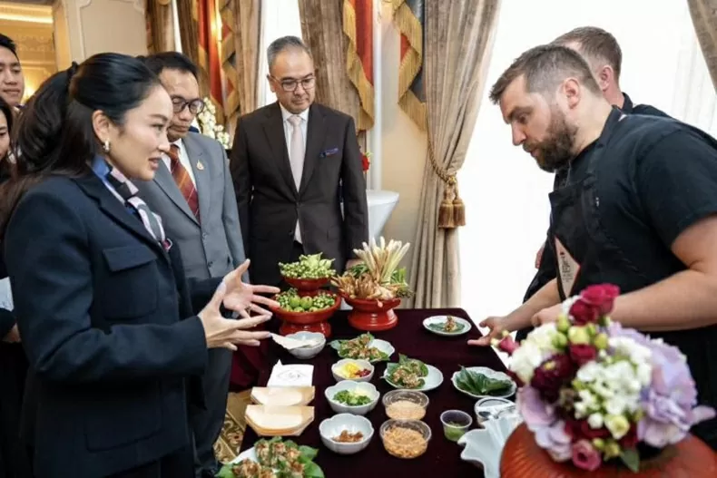 Thủ tướng Thái Lan Paetongtarn Shinawatra Thủ tướng Paetongtarn Shinawatra chủ trì lễ ra mắt chứng nhận Thai SELECT mới đổi tên tại London và giới thiệu miang kham. (Nguồn: Văn phòng Thủ tướng Thái Lan)