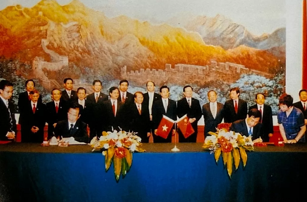 Chủ tịch nước Trần Đức Lương dự lễ ký Hiệp định giữa Cộng hòa xã hội chủ nghĩa Việt Nam và Cộng hòa Nhân dân Trung Hoa về việc Trung Quốc cung cấp cho Việt Nam khoản tín dụng ưu đãi trong chuyến thăm chính thức nước Cộng hòa Nhân dân Trung Hoa, từ ngày 18-22/7/2005. (Ảnh tư liệu TTXVN) Chủ tịch nước Trần Đức Lương dự lễ ký Hiệp định giữa Cộng hòa xã hội chủ nghĩa Việt Nam và Cộng hòa Nhân dân Trung Hoa về việc Trung Quốc cung cấp cho Việt Nam khoản tín dụng ưu đãi trong chuyến thăm chính thức nước Cộng hòa Nhân dân Trung Hoa, từ ngày 18