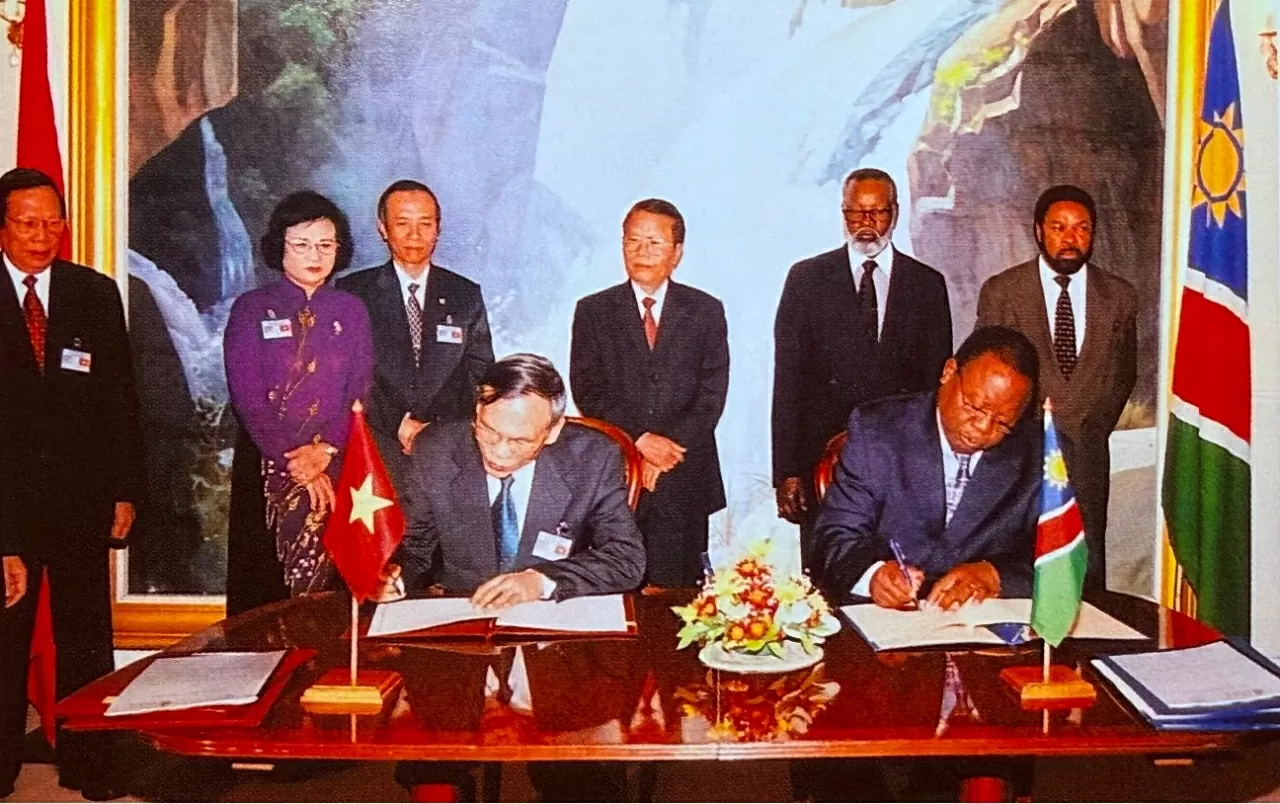 Chủ tịch nước Trần Đức Lương dự lễ ký Biên bản thỏa thuận giữa Bộ Thương mại Việt Nam với Bộ Thương mại Namibia về hợp tác trong việc khuyến khích các hoạt động thương mại và đầu tư trong chuyến thăm chính thức Cộng hòa Namibia từ ngày 22-24/10/2002. (Ảnh