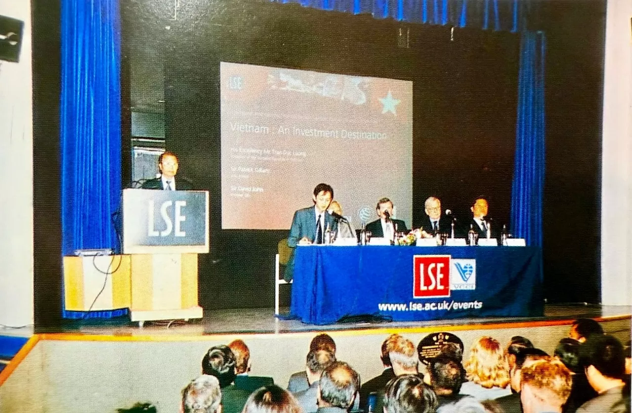 Chủ tịch nước Trần Đức Lương dự và phát biểu tại Diễn đàn doanh nghiệp Anh-Việt trong chuyến thăm chính thức Vương quốc Liên hiệp Anh và Bắc Ireland, từ ngày 22-26/4/2004. (Ảnh tư liệu TTXVN)