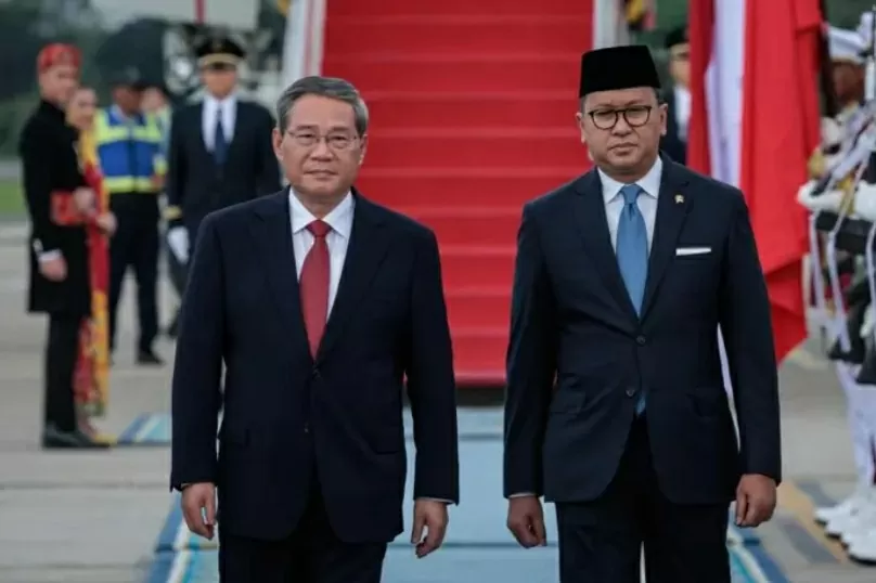 Bộ trưởng Đầu tư và chính sách hạ nguồn Indonesia Rosan Roeslani đón Thủ tướng Trung Quốc Lý Cường tại sân bay quốc tế Halim Perdanakusuma ở Jakarta ngày 24/5/2025. (Nguồn: AFP)