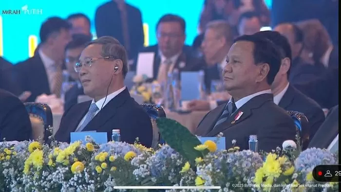 Tổng thống Indonesia Prabowo Subianto và Thủ tướng Trung Quốc Lý Cường tại Sự kiện Doanh nghiệp Indonesia-Trung Quốc tối ngày 24/5/2025. (Nguồn: Detik News)
