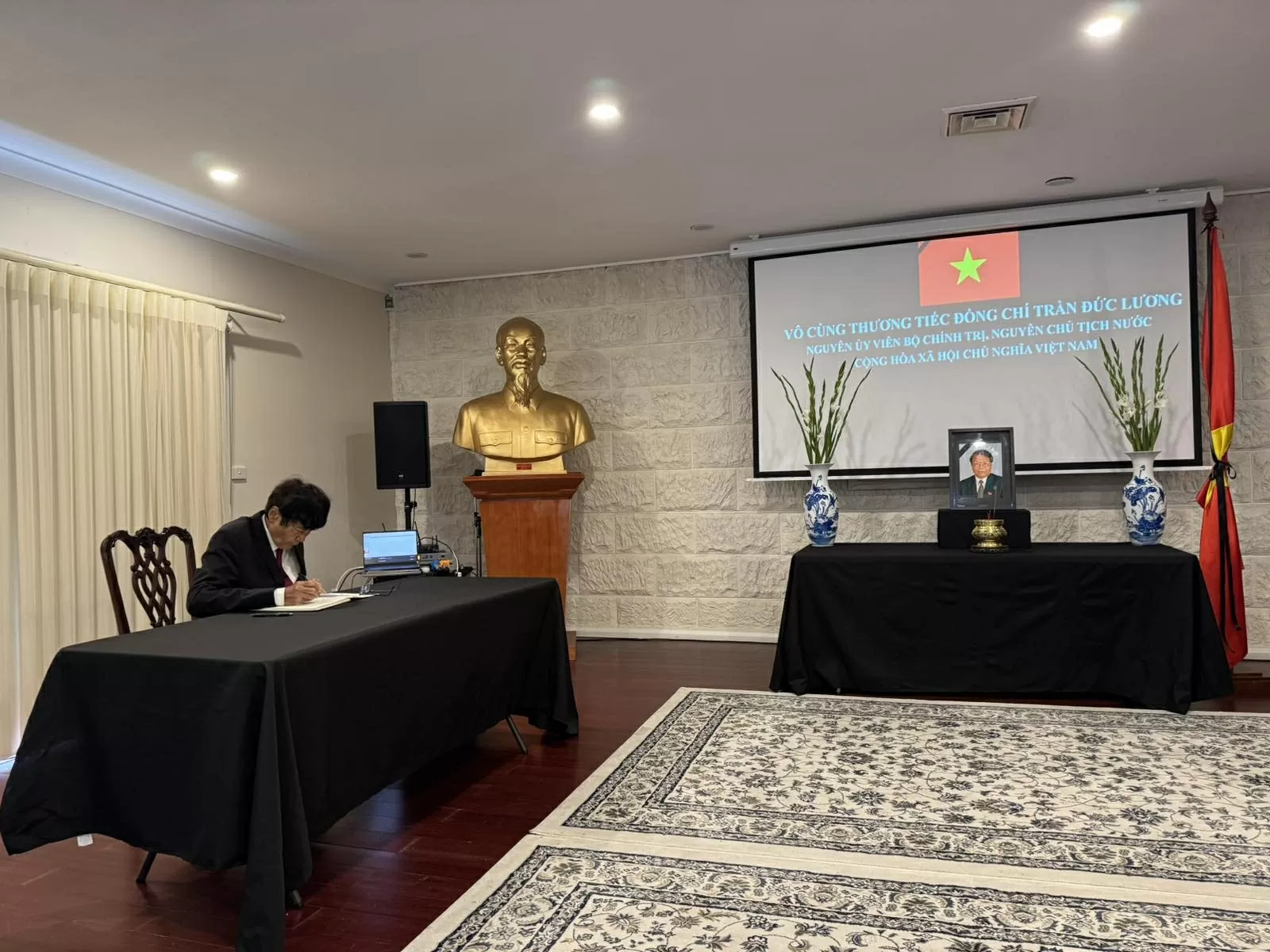 Đại sứ quán Việt Nam tại Australia mở sổ tang, tổ chức lễ viếng nguyên Chủ tịch nước Trần Đức Lương Đại sứ quán Việt Nam tại Australia mở sổ tang, tổ chức lễ viếng nguyên Chủ tịch nước Trần Đức Lương