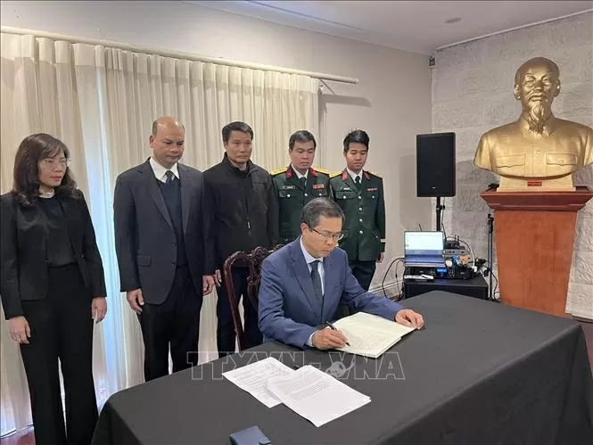 Đại sứ Việt Nam tại Australia Phạm Hùng Tâm ghi sổ tang tưởng nhớ nguyên Chủ tịch nước Trần Đức Lương. Đại sứ Việt Nam tại Australia Phạm Hùng Tâm ghi sổ tang tưởng nhớ nguyên Chủ tịch nước Trần Đức Lương.