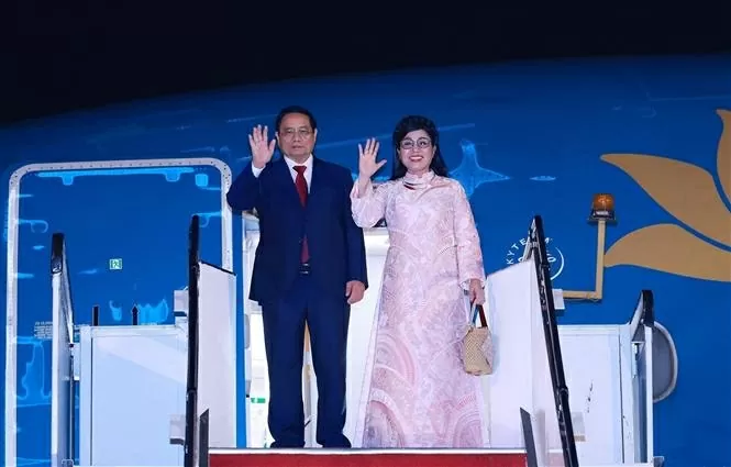 Thủ tướng Phạm Minh Chính và Phu nhân đến thủ đô Kuala Lumpur bắt đầu chuyến thăm chính thức Malaysia và tham dự Hội nghị Cấp cao ASEAN lần thứ 46. Ảnh: Dương Giang/TTXVN