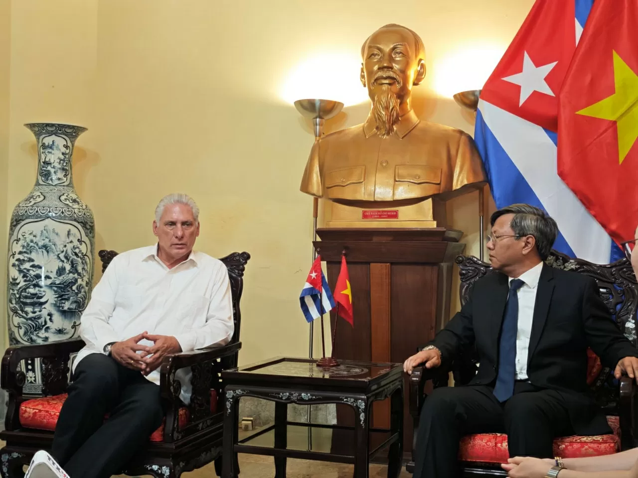 Bí thư thứ Nhất Đảng Cộng sản, Chủ tịch Cộng hoà Cuba Miguel Díaz-Canel tưởng nhớ Nguyên Chủ tịch nước Trần Đức Lương Bí thư thứ Nhất Đảng Cộng sản, Chủ tịch Cộng hoà Cuba Miguel Díaz-Canel tưởng nhớ nguyên Chủ tịch nước Trần Đức Lương