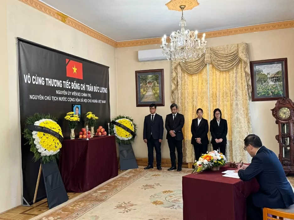 Lễ viếng và mở sổ tang nguyên Chủ tịch nước Trần Đức Lương tại Hungary Lễ viếng và mở sổ tang nguyên Chủ tịch nước Trần Đức Lương tại Hungary