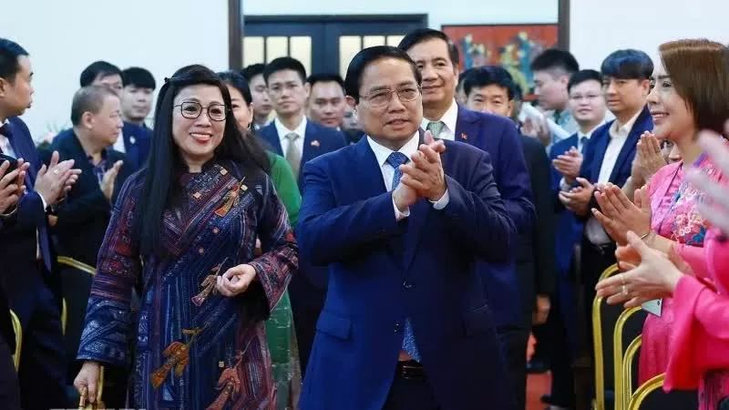 Thủ tướng Phạm Minh Chính và Phu nhân đến thăm cán bộ, nhân viên, Đại sứ quán và cộng đồng người Việt Nam tại Malaysia. (Ảnh: TTXVN)