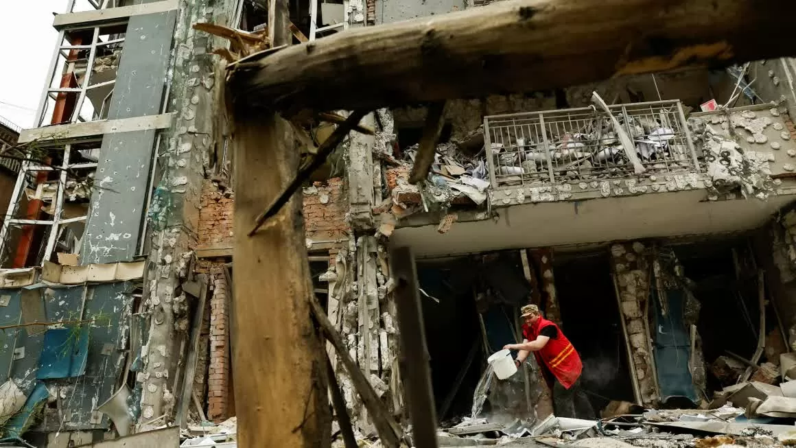 Một công nhân đô thị đang dọn dẹp một tòa nhà chung cư ở Kyiv, Ukraine, nơi bị hư hại trong cuộc tấn công bằng máy bay không người lái của Nga vào ngày 25/5. (Nguồn: Reuters) Một công nhân đô thị đang dọn dẹp một tòa nhà chung cư ở Kyiv, Ukraine, nơi bị hư hại trong cuộc tấn công bằng máy bay không người lái của Nga vào ngày 25/5. (Nguồn: Reuters)