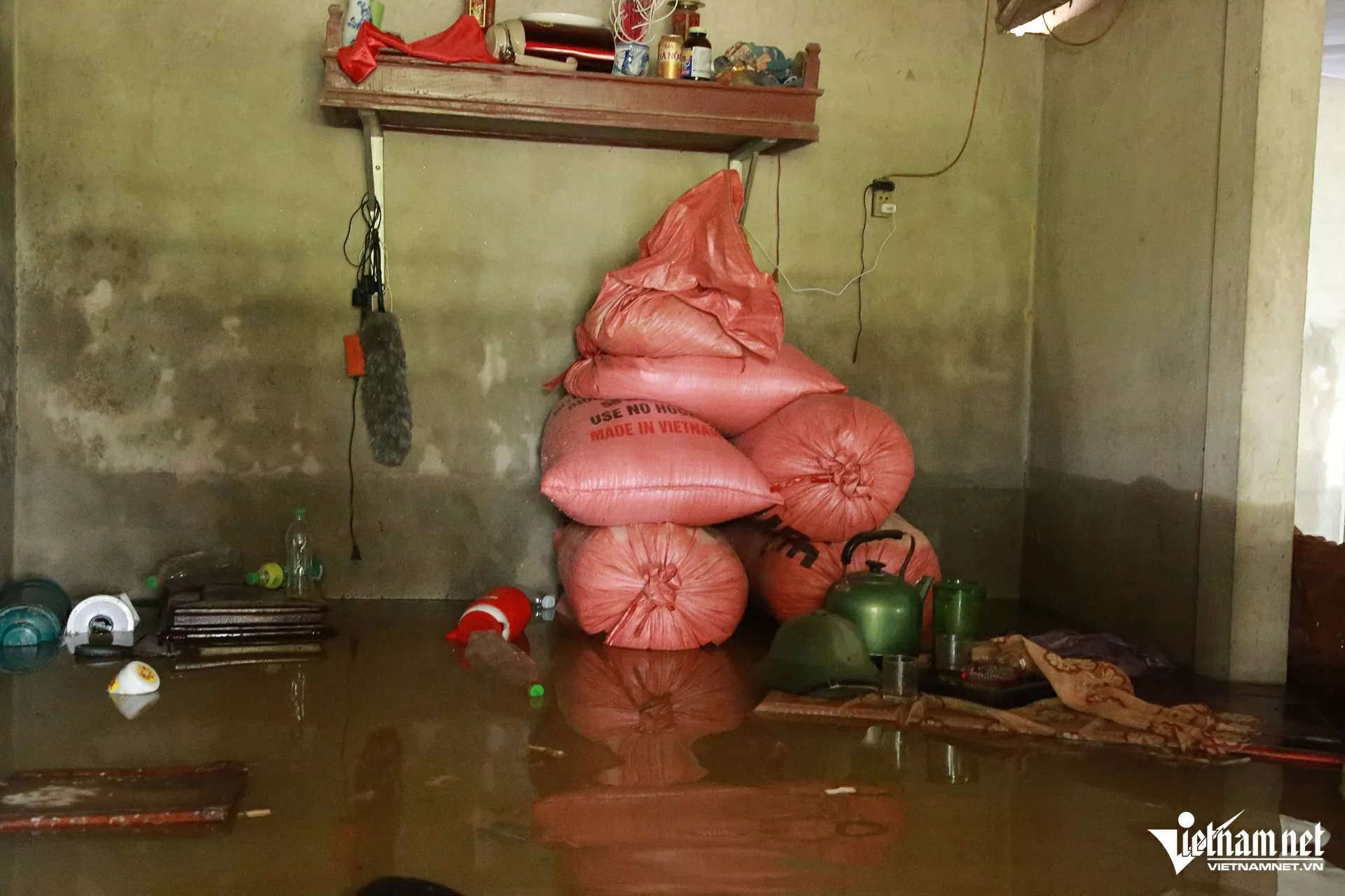 Nhiều nhà dân ở xã Cẩm Duệ bị ngập từ 1,5 đến 2 mét. (Nguồn: Vietnamnet)