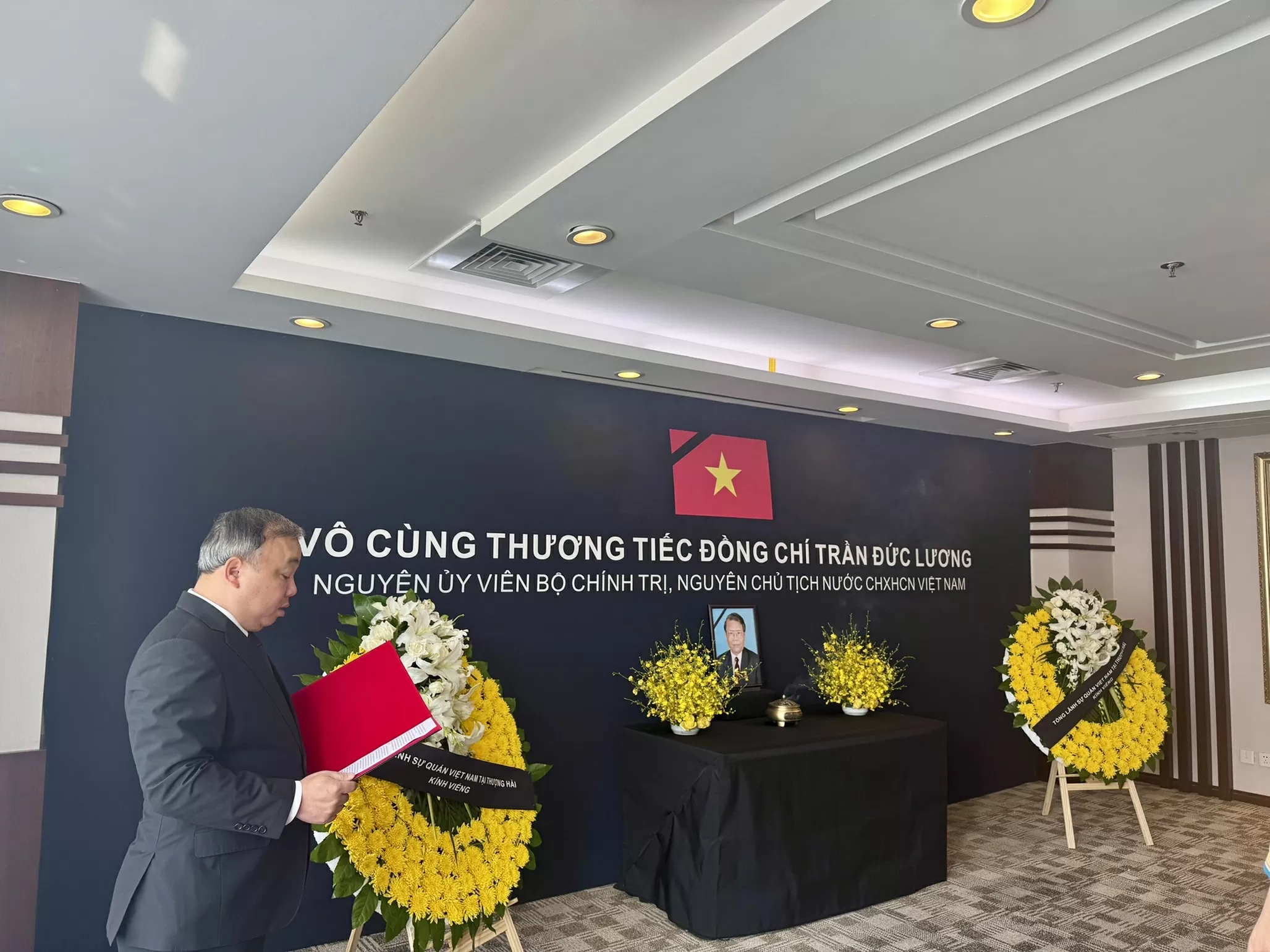 Tổng Lãnh sự quán Việt Nam tại Thượng Hải tổ chức lễ viếng nguyên Chủ tịch nước Trần Đức Lương Tổng Lãnh sự quán Việt Nam tại Thượng Hải tổ chức lễ viếng nguyên Chủ tịch nước Trần Đức Lương