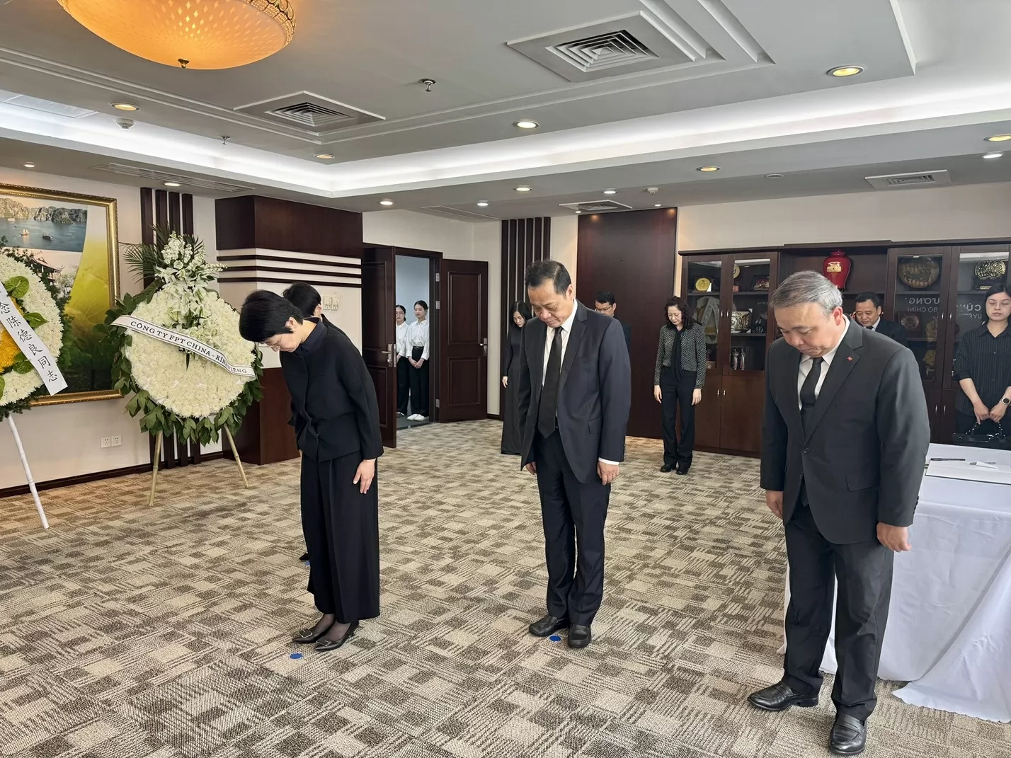 Tổng Lãnh sự quán Việt Nam tại Thượng Hải tổ chức lễ viếng nguyên Chủ tịch nước Trần Đức Lương Tổng Lãnh sự quán Việt Nam tại Thượng Hải tổ chức lễ viếng nguyên Chủ tịch nước Trần Đức Lương