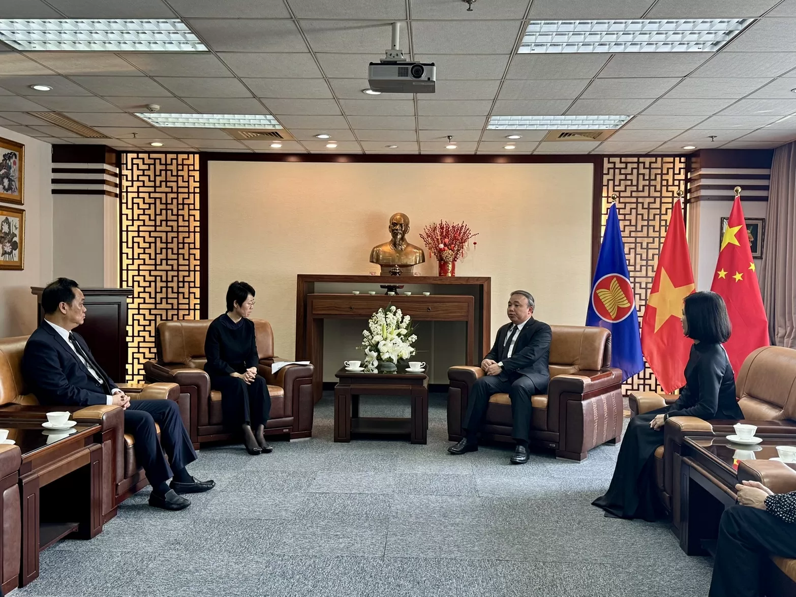 Tổng Lãnh sự quán Việt Nam tại Thượng Hải tổ chức lễ viếng nguyên Chủ tịch nước Trần Đức Lương Tổng Lãnh sự quán Việt Nam tại Thượng Hải tổ chức lễ viếng nguyên Chủ tịch nước Trần Đức Lương