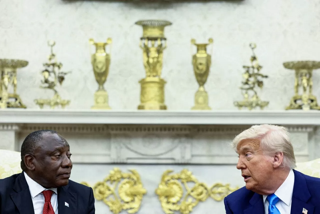 Tổng thống Mỹ Donald Trump trò chuyện với Tổng thống Nam Phi Cyril Ramaphosa tại Phòng Bầu dục của Nhà Trắng vào thứ Tư, ngày 21/5. Trong cuộc gặp, ông Trump tiếp tục thúc đẩy những cáo buộc bên lề mà ông đã nhiều lần nêu ra trong những tháng qua, rằng các nông dân da trắng ở Nam Phi đang bị tước đoạt đất đai và bị giết hại hàng loạt. Tổng thống Ramaphosa đã nhẹ nhàng bác bỏ những tuyên bố này bất cứ khi nào có thể, trong cuộc đối thoại diễn ra trước sự chứng kiến của báo giới quốc tế. (Nguồn: Reuters)