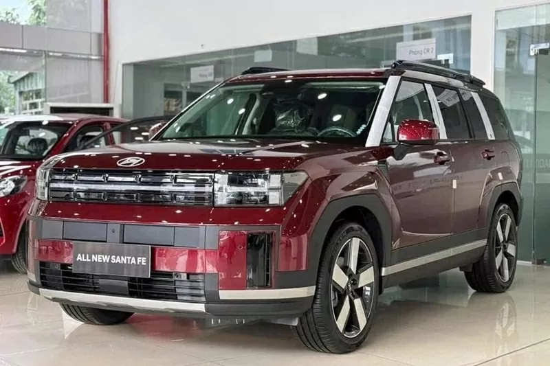 Một tư vấn bán hàng tại Hà Nội đang chào giá xe Hyundai Santa Fe phiên bản Caligraphy Turbo ở mức 1,165 tỷ đồng, tức giảm tới 200 triệu đồng so với giá niêm yết