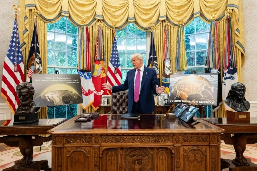 Cũng trong tuần này tại Nhà Trắng, Tổng thống Mỹ Donald Trump ngày 20/5 chính thức công bố hệ thống lá chắn phòng thủ tên lửa không gian Vòm Vàng (Golden Dome) trị giá 175 tỷ USD. Ông Trump cho biết, hệ thống này nhằm bảo vệ nước Mỹ trước mọi mối đe dọa, từ máy bay không người lái, vũ khí siêu vượt âm cho đến tên lửa đạn đạo - những nguy cơ mà hệ thống phòng thủ hiện tại của Mỹ còn quá rời rạc, giới hạn về phạm vi hoặc chưa đủ hiện đại để loại bỏ. (Nguồn: Nhà Trắng)