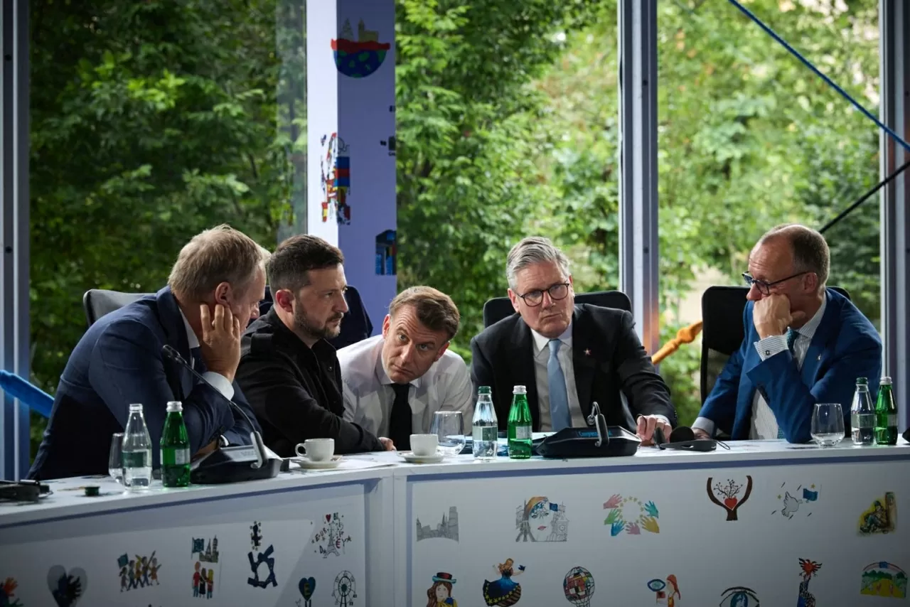 Từ trái sang: Thủ tướng Ba Lan Donald Tusk, Tổng thống Ukraine Volodymyr Zelensky, Tổng thống Pháp Emmanuel Macron, Thủ tướng Anh Keir Starmer và Thủ tướng Đức Friedrich Merz điện đàm với Tổng thống Mỹ Donald Trump trong khuôn khổ hội nghị thượng đỉnh tại Tirana (Albania), ngày 16/5. Theo người phát ngôn của ông Zelensky chia sẻ với CNN, chủ đề thảo luận chính là các cuộc đàm phán Nga-Ukraine tại Istanbul. (Nguồn: Reuters)