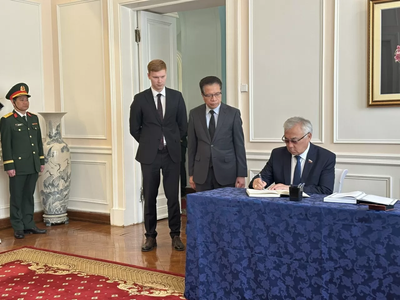 Phó Chủ nhiệm Ủy ban về các vấn đề quốc tế, Hội đồng Liên bang (Thượng viện) Quốc hội LB Nga Bair Zhamsuev viết sổ tang. (Nguồn: Đại sứ quán Việt Nam tại Liên bang Nga) Phó Chủ nhiệm Ủy ban về các vấn đề quốc tế, Hội đồng Liên bang (Thượng viện) Quốc hội LB Nga Bair Zhamsuev viết sổ tang. (Nguồn: Đại sứ quán Việt Nam tại Liên bang Nga)