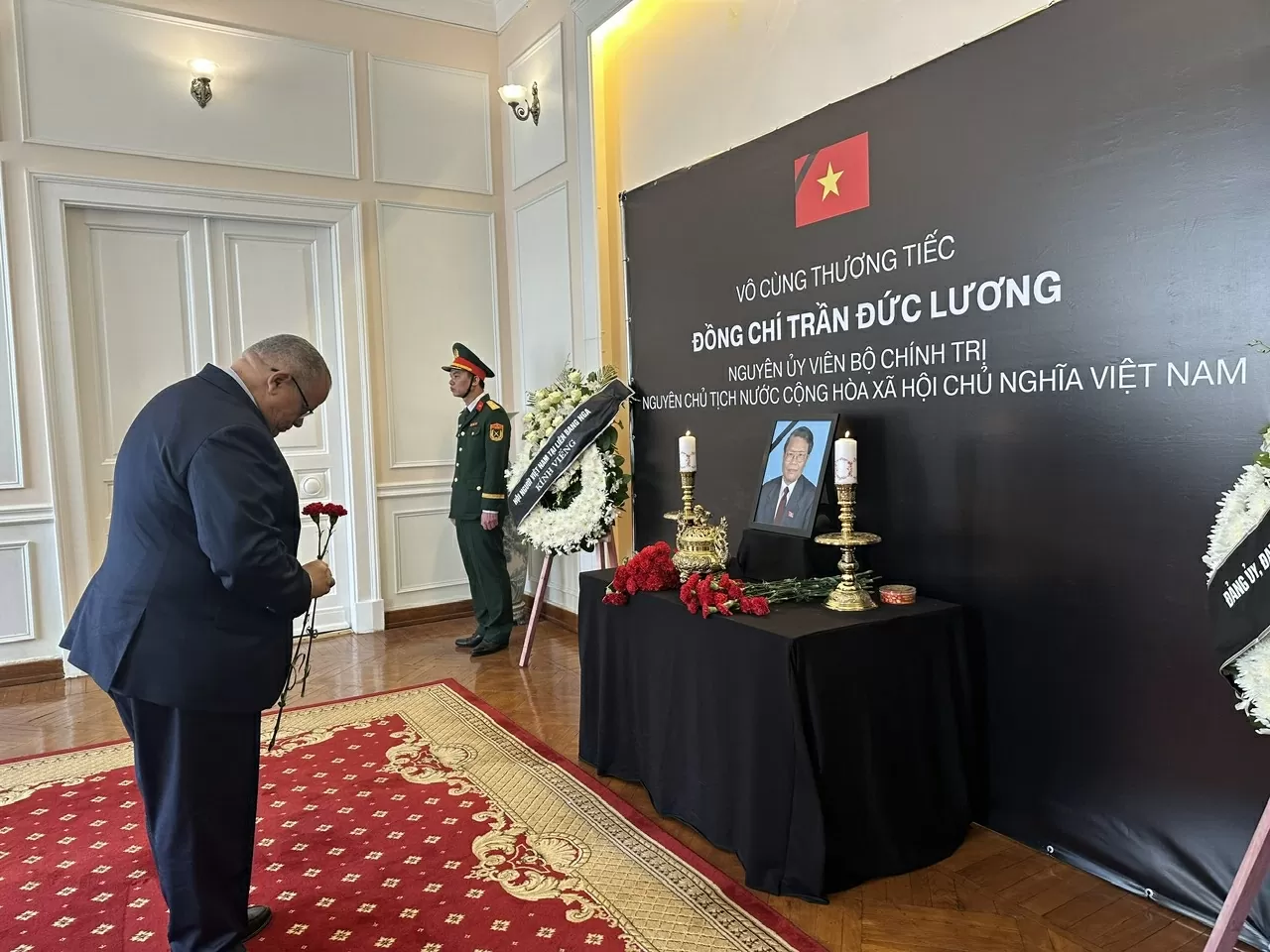 Đại diện Đại sứ quán Algeria tại LB Nga vào viếng. (Nguồn: Đại sứ quán Việt Nam tại Liên bang Nga) Đại diện Đại sứ quán Algeria tại LB Nga vào viếng. (Nguồn: Đại sứ quán Việt Nam tại Liên bang Nga)