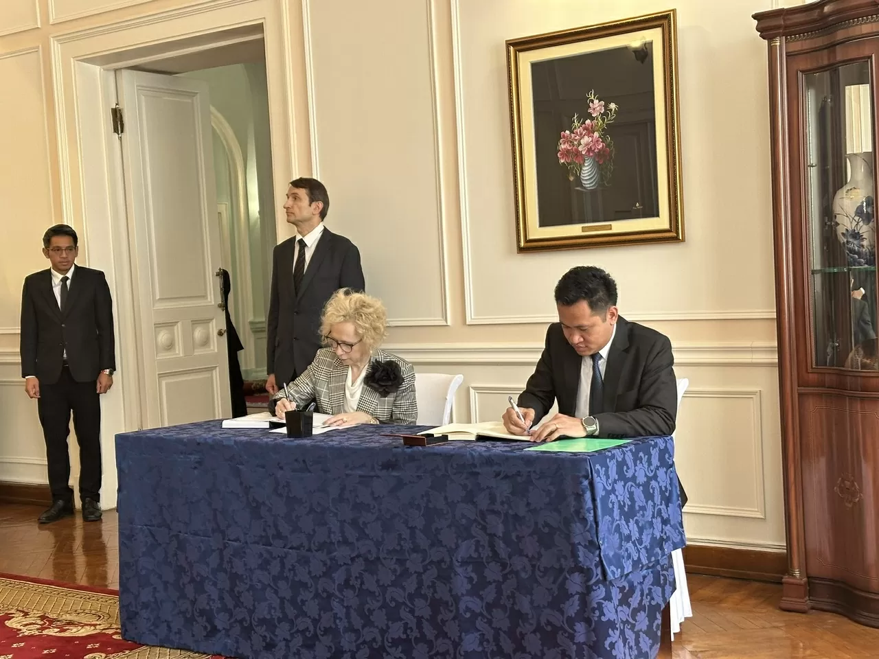 Đại diện Bộ Ngoại giao LB Nga và Đại sứ quán Lào tại LB Nga ghi sổ tang. (Nguồn: Đại sứ quán Việt Nam tại Liên bang Nga) Đại diện Bộ Ngoại giao LB Nga và Đại sứ quán Lào tại LB Nga ghi sổ tang. (Nguồn: Đại sứ quán Việt Nam tại Liên bang Nga)