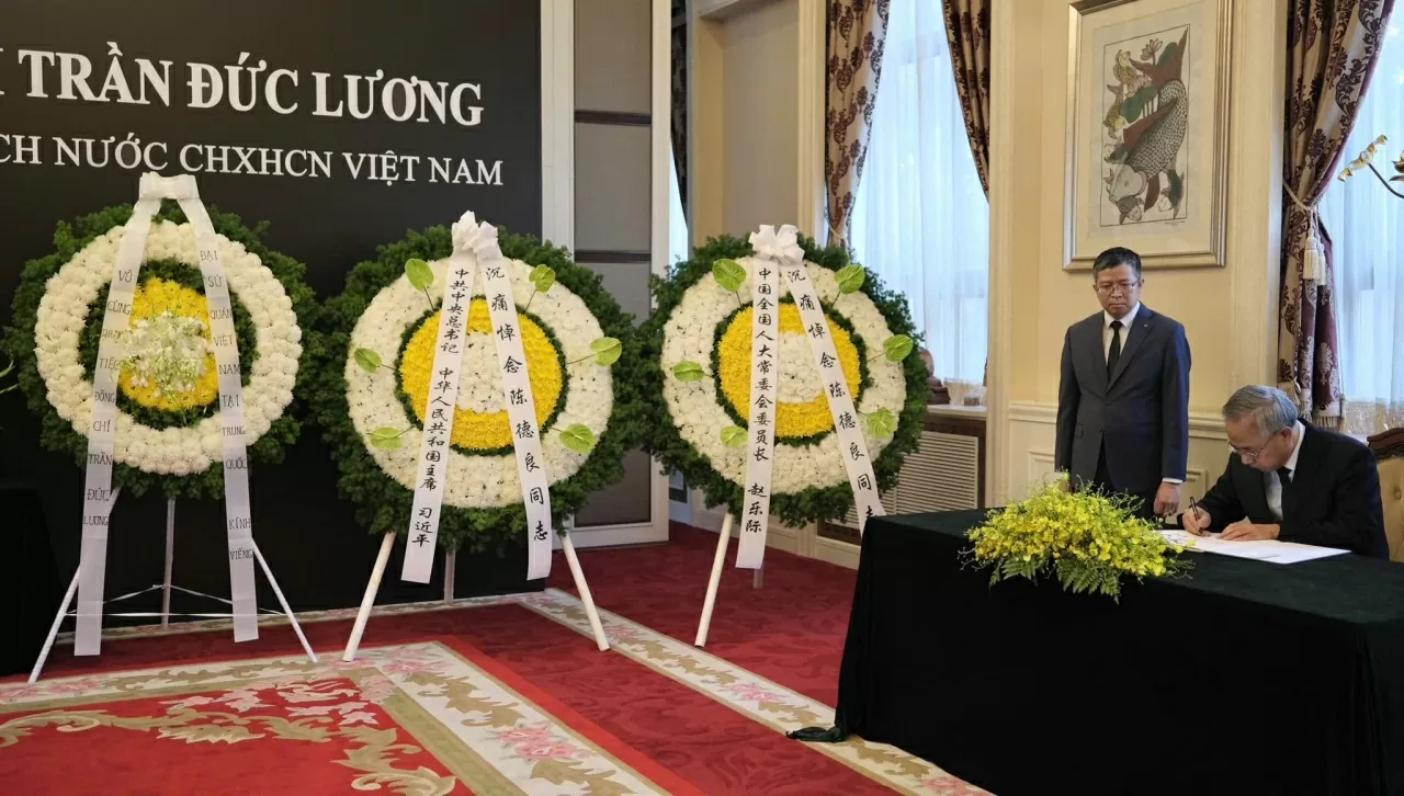 Phó Chủ tịch Chính hiệp toàn quốc Trung Quốc đến viếng nguyên Chủ tịch nước Trần Đức Lương Phó Chủ tịch Chính hiệp toàn quốc Trung Quốc đến viếng nguyên Chủ tịch nước Trần Đức Lương