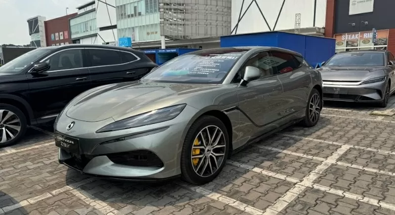 Phần đầu của BYD Denza Z9GT nổi bật với cụm đèn LED kép trải ngang Phần đầu của BYD Denza Z9GT nổi bật với cụm đèn LED kép trải ngang