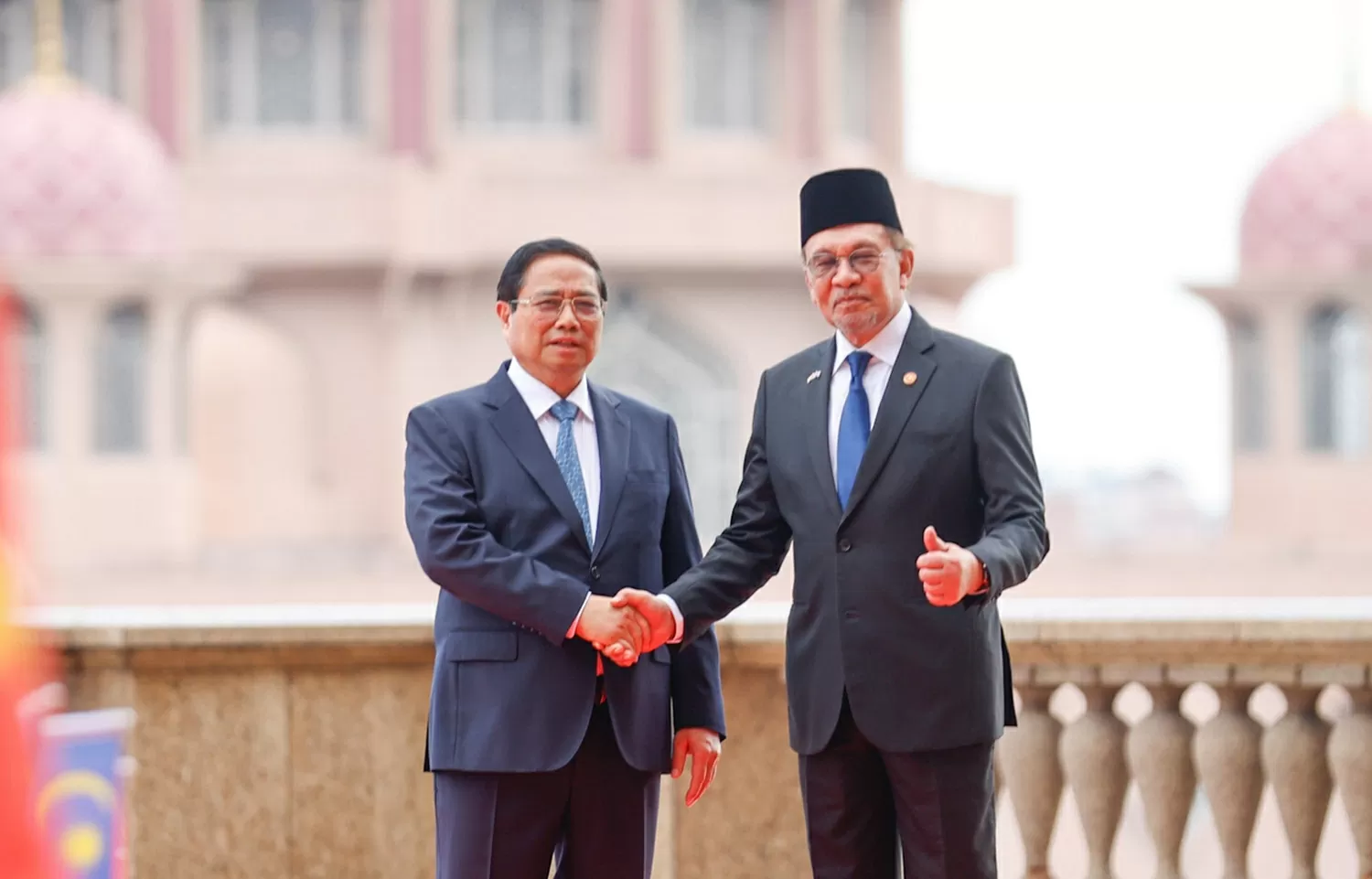 Thủ tướng Chính phủ Phạm Minh Chính và Thủ tướng Malaysia Anwar Ibrahim trước hội đàm. (Ảnh: Nhật Bắc)