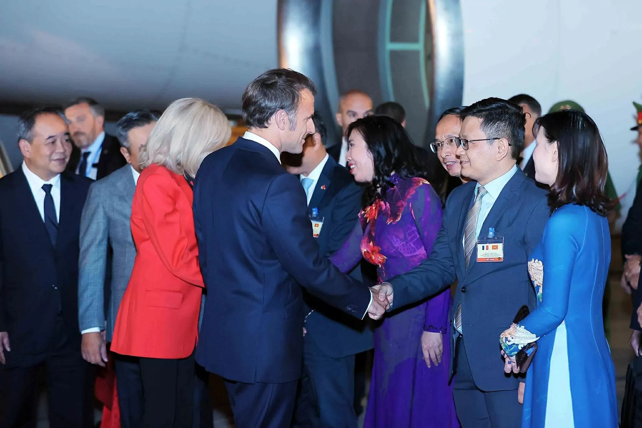 Tổng thống Pháp và Phu nhân đến Hà Nội, bắt đầu chuyến thăm cấp Nhà nước tới Việt Nam Tổng thống Pháp và Phu nhân đến Hà Nội, bắt đầu chuyến thăm cấp Nhà nước tới Việt Nam