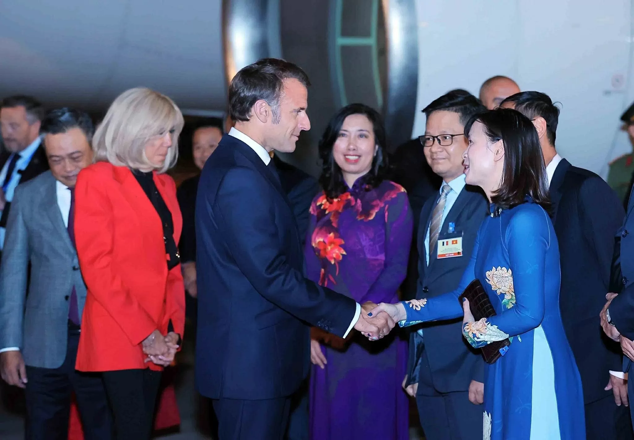 Tổng thống Pháp và Phu nhân đến Hà Nội, bắt đầu chuyến thăm cấp Nhà nước tới Việt Nam Tổng thống Pháp và Phu nhân đến Hà Nội, bắt đầu chuyến thăm cấp Nhà nước tới Việt Nam