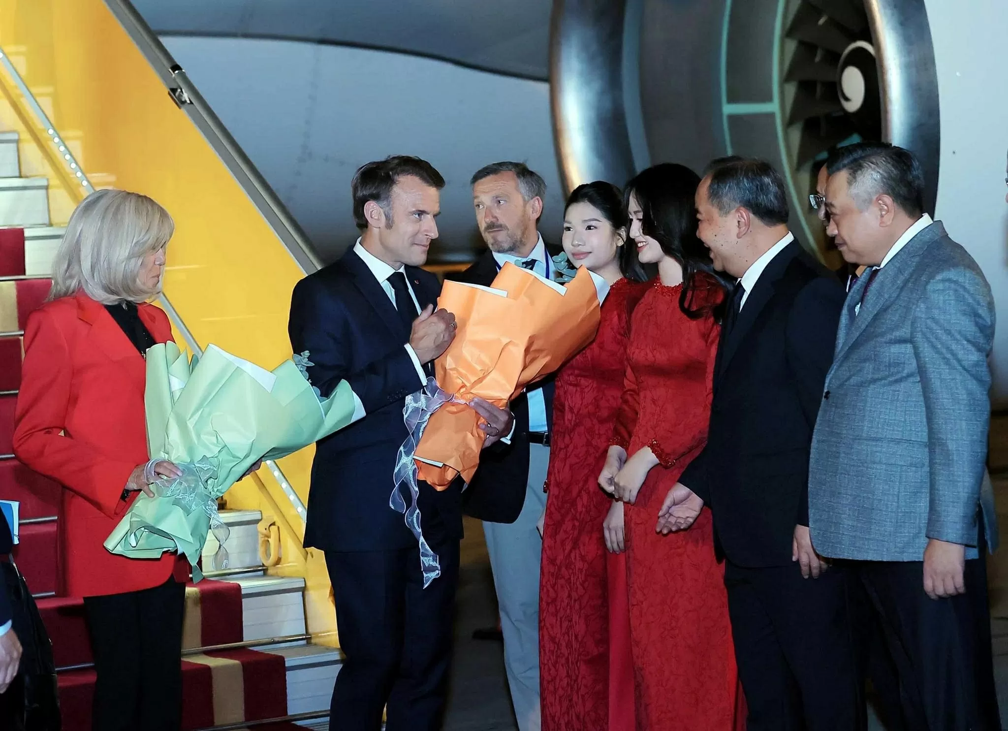 Tổng thống Pháp và Phu nhân đến Hà Nội, bắt đầu chuyến thăm cấp Nhà nước tới Việt Nam Tổng thống Pháp và Phu nhân đến Hà Nội, bắt đầu chuyến thăm cấp Nhà nước tới Việt Nam