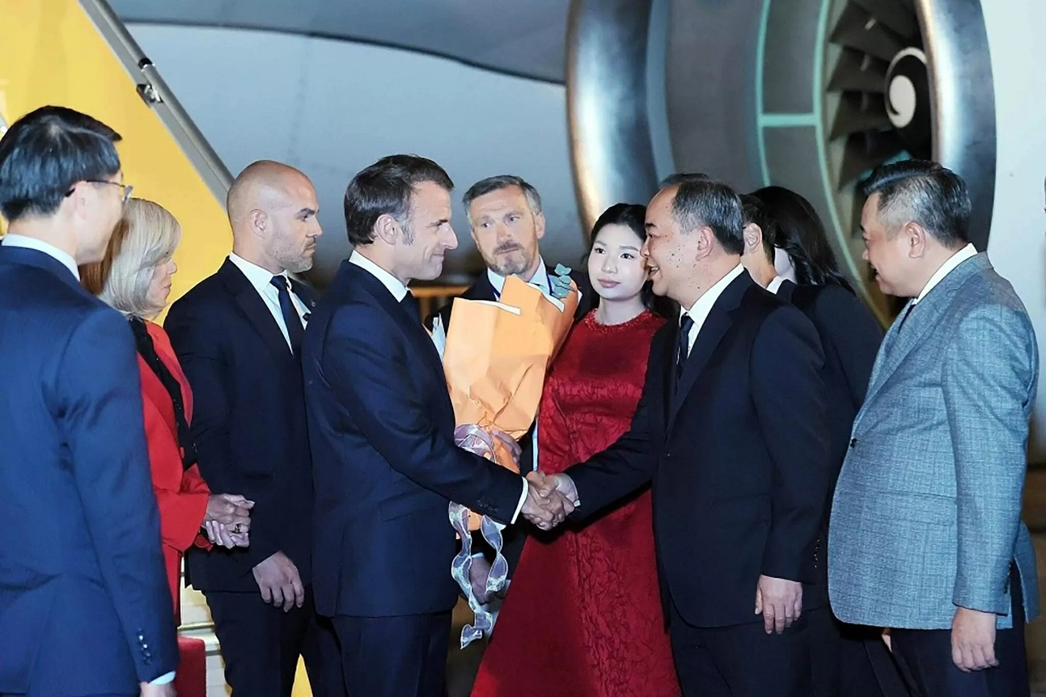 Tổng thống Pháp và Phu nhân đến Hà Nội, bắt đầu chuyến thăm cấp Nhà nước tới Việt Nam