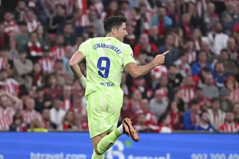 Tiền đạo Lewandowski chói sáng ngày kết thúc mùa giải 2024/25