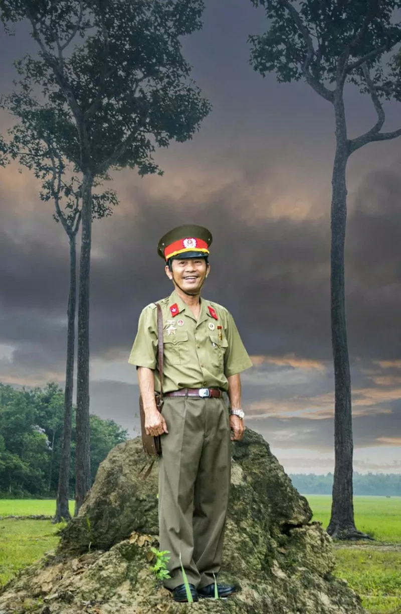 Doanh nhân – cựu chiến binh Trần Văn Cường trong bộ quân phục năm xưa, giữa thiên nhiên xanh thẳm – biểu tượng cho bản lĩnh kiên cường và hành trình từ chiến trường đến thương trường.