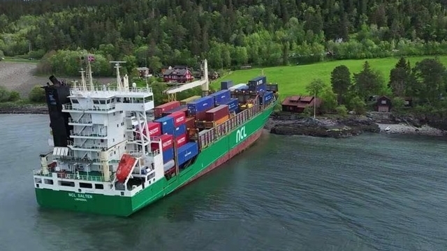 Na Uy: Con tàu chở container dài 135m mắc cạn ở khu dân cư