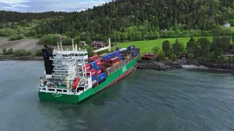 Na Uy: Con tàu chở container dài 135m mắc cạn khu dân cư